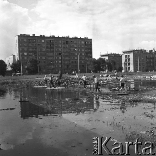 Lipiec 1970, Warszawa - Ochota, Polska.
 Dzieci bawiące się na podwórku zalanym wodą, w tle blok.
 Fot. Jarosław Tarań, zbiory Ośrodka KARTA [70-245]
   
