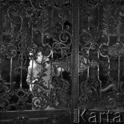 Październik 1970, Świątniki Górne, Polska
 Kuta brama, dzieło miejscowych rzemieślników.
 Fot. Jarosław Tarań, zbiory Ośrodka KARTA [70-233]
   
