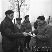 20.12.1970, Polska
 Myśliwi przed polowaniem na zające.
 Fot. Jarosław Tarań, zbiory Ośrodka KARTA [70-229]
   
