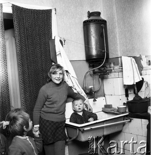 4.11.1970, Reszki, Polska
 Dzieci w kuchni, chłopiec siedzący w zlewie.
 Fot. Jarosław Tarań, zbiory Ośrodka KARTA [70-238]
   
