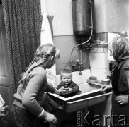 4.11.1970, Reszki, Polska
 Kuchnia, chłopiec siedzący w zlewie.
 Fot. Jarosław Tarań, zbiory Ośrodka KARTA [70-238]
   
