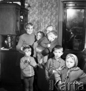 4.11.1970, Reszki, Polska
 Rodzina, babcia z wnukami.
 Fot. Jarosław Tarań, zbiory Ośrodka KARTA [70-238]
   
