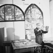 Listopad 1970, Kraków, Polska
Wytwórnia witraży.
Fot. Jarosław Tarań, zbiory Ośrodka KARTA [70-243]
 
