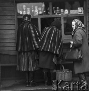 Październik 1970, Opoczno, Polska
 Dzień targowy, kobiety w strojach regionalnych robiące zakupy w kiosku z owocami.
 Fot. Jarosław Tarań, zbiory Ośrodka KARTA [70-225]
   
