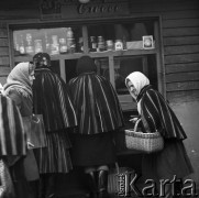 Październik 1970, Opoczno, Polska
 Dzień targowy, kobiety w strojach regionalnych robiące zakupy w kiosku z owocami.
 Fot. Jarosław Tarań, zbiory Ośrodka KARTA [70-225]
   
