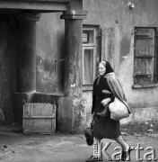 Październik 1970, Opoczno, Polska
 Dzień targowy, kobieta z zakupami.
 Fot. Jarosław Tarań, zbiory Ośrodka KARTA [70-225]
   
