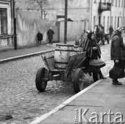 Październik 1970, Opoczno, Polska
 Dzień targowy, kobieta obok wozu, na którym stoją dwie beczki.
 Fot. Jarosław Tarań, zbiory Ośrodka KARTA [70-225]
   
