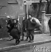 Październik 1970, Opoczno, Polska
 Dzień targowy, przechodnie na ulicy.
 Fot. Jarosław Tarań, zbiory Ośrodka KARTA [70-225]
   
