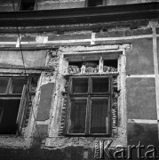 Wrzesień 1970, Kraków, Polska
 Ulica Kanoniczna, okno zabytkowej kamienicy.
 Fot. Jarosław Tarań, zbiory Ośrodka KARTA [70-248]
   
