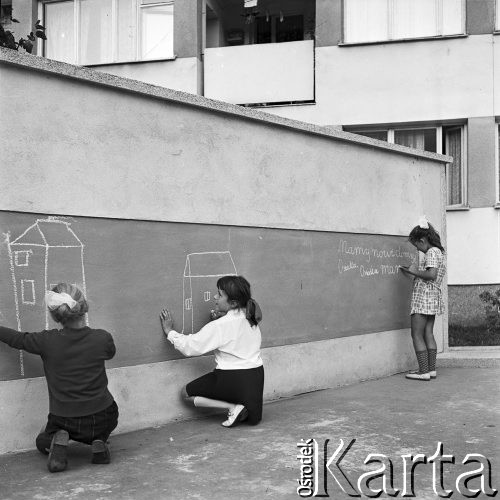 Wrzesień 1970, Warszawa, Polska.
Osiedle Wierzbno, dzieci rysujące na murze.
Fot. Jarosław Tarań, zbiory Ośrodka KARTA [70-259]
 
