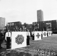 1.05.1970, Warszawa, Polska.
Uczestnicy pochodu pierwszomajowego.
Fot. Jarosław Tarań, zbiory Ośrodka KARTA [70-255]
 

