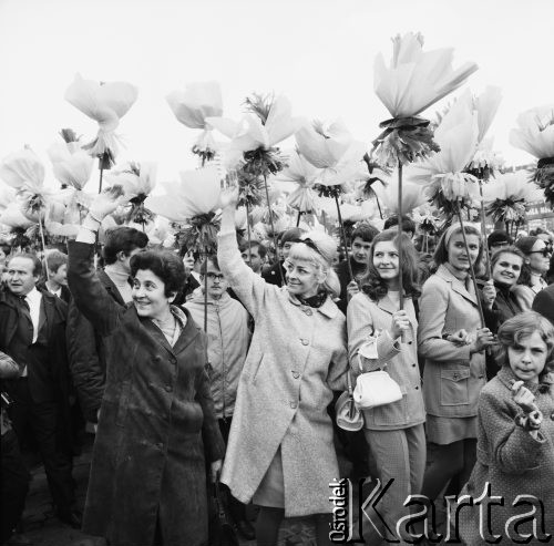 1.05.1970, Warszawa, Polska.
Uczestnicy pochodu pierwszomajowego.
Fot. Jarosław Tarań, zbiory Ośrodka KARTA [70-255]
 
