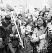 1.05.1970, Warszawa, Polska.
Uczestnicy pochodu pierwszomajowego.
Fot. Jarosław Tarań, zbiory Ośrodka KARTA [70-254]
 
