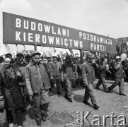 1.05.1970, Warszawa, Polska.
Uczestnicy pochodu pierwszomajowego z transparentem: 