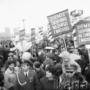 1.05.1970, Warszawa, Polska.
Uczestnicy pochodu pierwszomajowego z hasłami: 