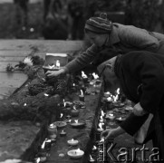 2.11.1970, Warszawa, Polska.
 Dzień Zaduszny na Powązkach.
 Fot. Jarosław Tarań, zbiory Ośrodka KARTA [70-313]
   
