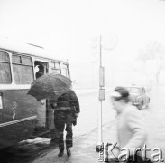 Kwiecień 1970, Warszawa, Polska.
Powrót zimy, autobus na przystanku.
Fot. Jarosław Tarań, zbiory Ośrodka KARTA [70-253]
 
