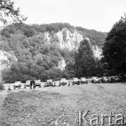 Wrzesień 1970, Ojców, Polska
 Samochody na parkingu, w tle góry.
 Fot. Jarosław Tarań, zbiory Ośrodka KARTA [70-326]
   
