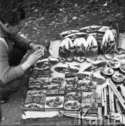 Wrzesień 1970, Ojców, Polska
Turysta ogląda pamiątki - wypalane w drewnie obrazki i drewniane fujarki.
Fot. Jarosław Tarań, zbiory Ośrodka KARTA [70-327]
 

