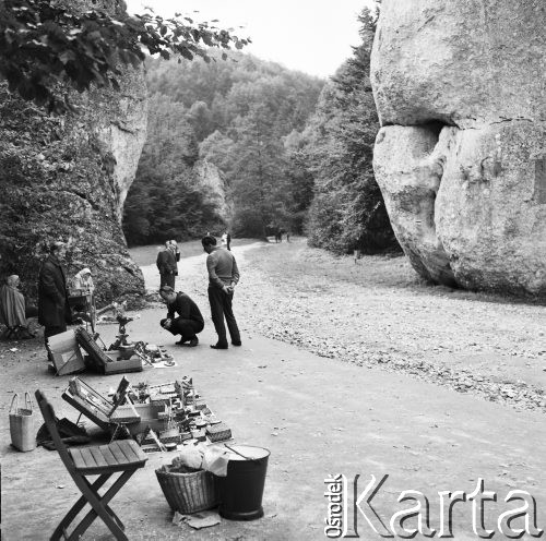 Wrzesień 1970, Ojców, Polska
Turyści oglądający pamiątki.
Fot. Jarosław Tarań, zbiory Ośrodka KARTA [70-327]
 
