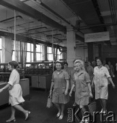 Lipiec 1970, Warszawa, Polska.
Pracownice fabryki, pod sufitem z prawej wisi hasło: 