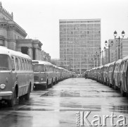 Listopad 1970, Warszawa, Polska.
Autobusy przed Pałacem Kultury i Nauki.
Fot. Jarosław Tarań, zbiory Ośrodka KARTA [70-313]
 
