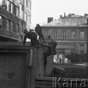 31.03.1970, Warszawa, Polska.
Dzieci bawiące się na dachu.
Fot. Jarosław Tarań, zbiory Ośrodka KARTA [70-322]
 
