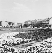 Czerwiec 1970, Kołobrzeg, Polska
 Fragment miasta, z prawej szkoła podstawowa.
 Fot. Jarosław Tarań, zbiory Ośrodka KARTA [70-283]
   
