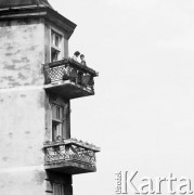 Czerwiec 1970, Kołobrzeg, Polska
 Fragment budynku, mieszkańcy na balkonach.
 Fot. Jarosław Tarań, zbiory Ośrodka KARTA [70-285]
   
