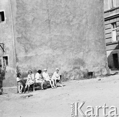 Czerwiec 1970, Kołobrzeg, Polska
 Kobiety siedzące na ławce.
 Fot. Jarosław Tarań, zbiory Ośrodka KARTA [70-285]
   
