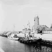 Czerwiec 1970, Kołobrzeg, Polska
 Latarnia morska i kutry rybackie w kanale portowym.
 Fot. Jarosław Tarań, zbiory Ośrodka KARTA [70-283]
   
