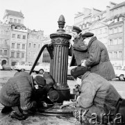 1970, Warszawa, Polska.
Montaż studni na Rynku Starego Miasta.
Fot. Jarosław Tarań, zbiory Ośrodka KARTA [70-301]
 
