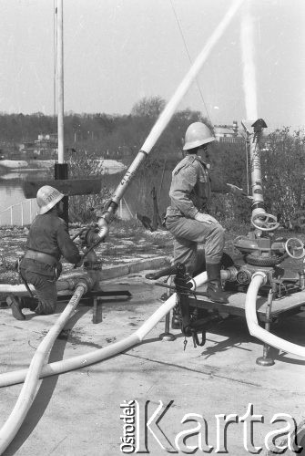 1970, Opole, Polska
Ćwiczenia straży pożarnej, gaszenie pożaru.
Fot. Jarosław Tarań, zbiory Ośrodka KARTA [70-298]
 
