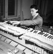 Styczeń 1971, Legnica, Polska
 Fabryka pianin, klawiatury instrumentów.
 Fot. Jarosław Tarań, zbiory Ośrodka KARTA [71-48]
   
