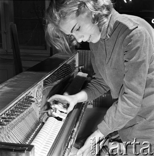 Styczeń 1971, Legnica, Polska
 Fabryka pianin, pracownica przy instrumencie.
 Fot. Jarosław Tarań, zbiory Ośrodka KARTA [71-48]
   
