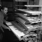 Styczeń 1971, Legnica, Polska
 Fabryka pianin, magazyn klawiatur.
 Fot. Jarosław Tarań, zbiory Ośrodka KARTA [71-48]
   
