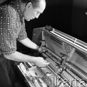 Styczeń 1971, Legnica, Polska
 Fabryka pianin, stroiciel przy instrumencie.
 Fot. Jarosław Tarań, zbiory Ośrodka KARTA [71-48]
   
