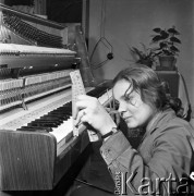 Styczeń 1971, Legnica, Polska
 Fabryka pianin, pracownica sprawdzająca wysokość klawiszy.
 Fot. Jarosław Tarań, zbiory Ośrodka KARTA [71-48]
   
