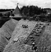 25-30.05.1971, Niedzica, Polska
Remont dachu na zamku w Niedzicy.
Fot. Jarosław Tarań, zbiory Ośrodka KARTA [71-28]
 
