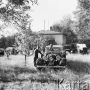 Wrzesień 1971, Polska
 Kolekcjoner starych samochodów demonstruje jeden z okazów swojej kolekcji.
 Fot. Jarosław Tarań, zbiory Ośrodka KARTA [71-9]
   
