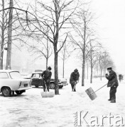 Styczeń 1971, Warszawa, Polska.
 Odśnieżanie warszawskich ulic.
 Fot. Jarosław Tarań, zbiory Ośrodka KARTA [71-63]
   
