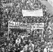 11.10.1971,Warszawa, Polska.
 Mecz Polska - NRF na Stadonie Dziesięciolecia. Na transparentach kibiców napisy: 