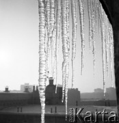 Styczeń 1971, Warszawa, Polska.
 Sople lodu za oknem.
 Fot. Jarosław Tarań, zbiory Ośrodka KARTA [71-184]
   
