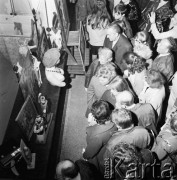Wrzesień 1971, Warszawa, Polska.
 Zwiedzający wystawę kiczów.
 Fot. Jarosław Tarań, zbiory Ośrodka KARTA [71-139]
   
