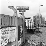 Październik 1971, Warszawa, Polska.
Aleje Jerozolimskie, plakaty rozlepione na parkanie, pod tabliczką z nazwą ulicy druga z napisem 