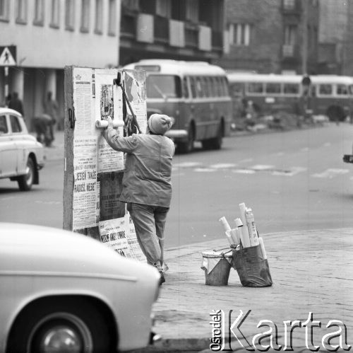 Październik 1971, Warszawa, Polska.
 Kobieta rozlepiająca plakaty.
 Fot. Jarosław Tarań, zbiory Ośrodka KARTA [71-142]
   
