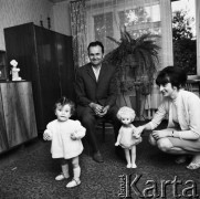 Wrzesień 1971, Łódź, Polska
 Rodzina włókniarzy z córeczką.
 Fot. Jarosław Tarań, zbiory Ośrodka KARTA [71-160]
   
