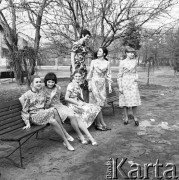 Kwiecień 1971, Warszawa, Polska.
 Modelki prezentujące w plenerze letnie sukienki.
 Fot. Jarosław Tarań, zbiory Ośrodka KARTA [71-188]
   
