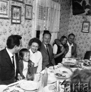 Lipiec 1971, Pawłów Romanów, Polska
 Rodzina zgromadzona przy stole podczas I Komunii św.
 Fot. Jarosław Tarań, zbiory Ośrodka KARTA [71-133]
   
