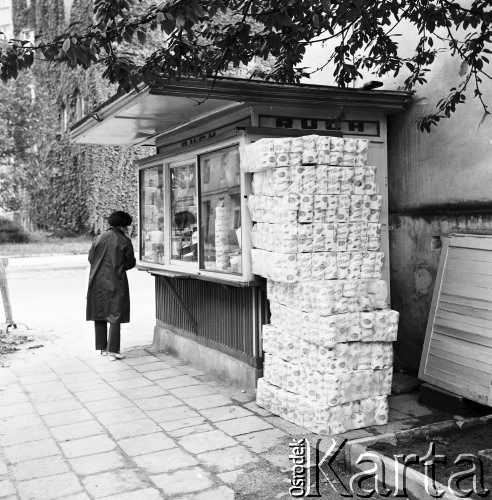 1.09.1972, Warszawa, Polska.
Papier toaletowy koło kiosku 